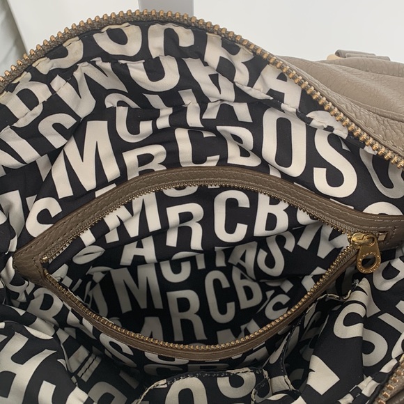 Marc Jacobs Brown Pebbled Leather Slouchy Two-Way convertible Bag - Picture 14 of 16